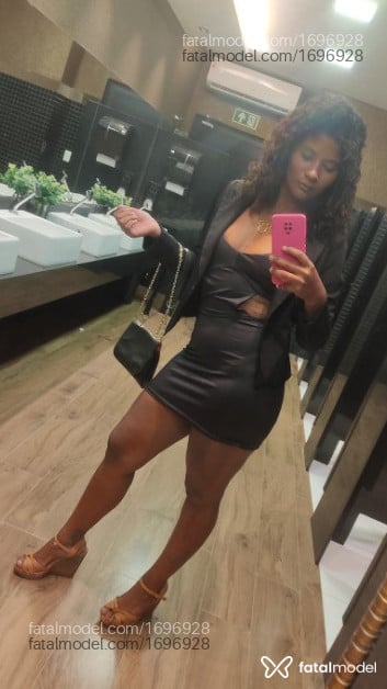 Acompanhante mulher com cabelo castanho de olhos castanhos - Lua