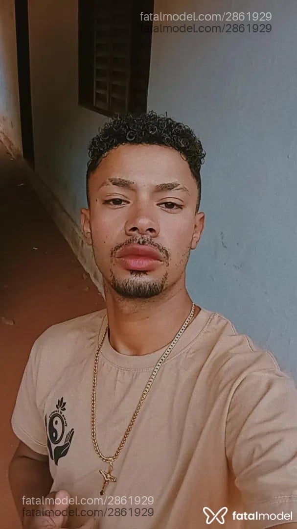Acompanhante homem com cabelo castanho de olhos pretos - Sanddro Lúcio