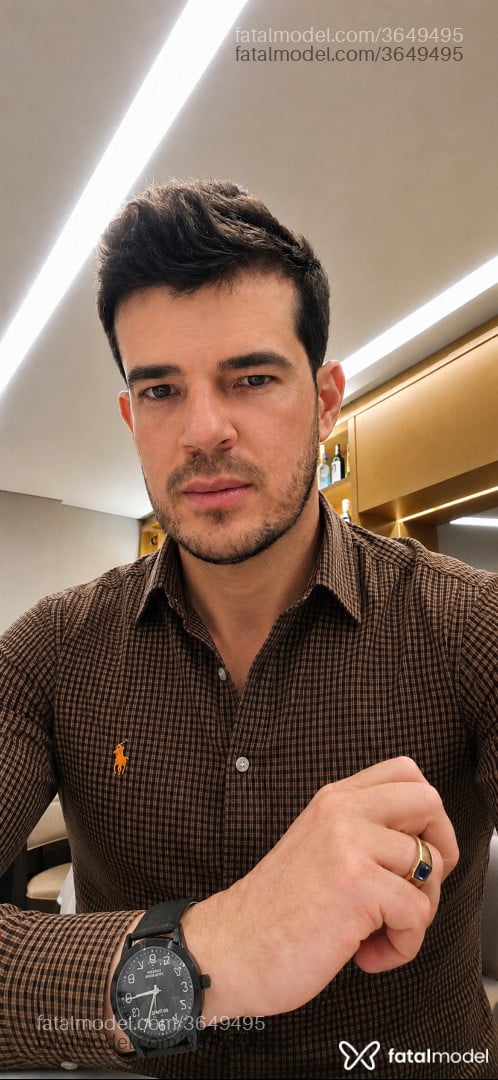 Acompanhante homem com cabelo castanho de olhos castanhos - Alexandre