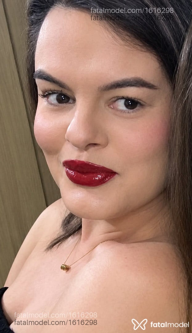 Acompanhante mulher trans morena (o) de olhos castanhos - Scarletsecrets