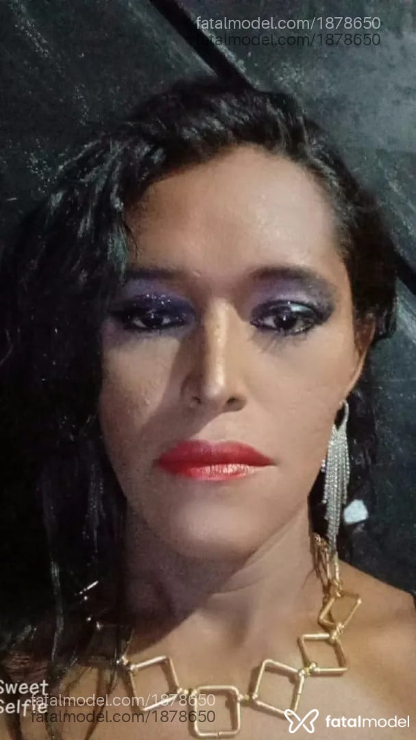 Acompanhante mulher trans com cabelo castanho de olhos pretos - Aghatta Wolfman
