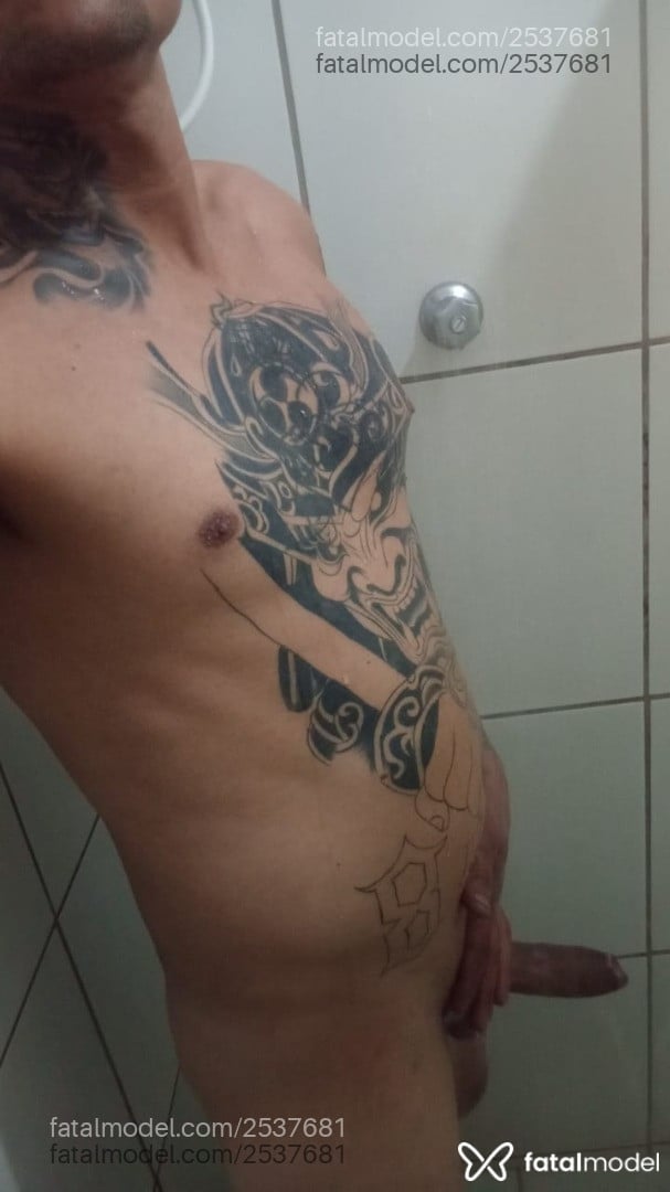 Acompanhante homem com cabelo castanho de olhos castanhos - Sales