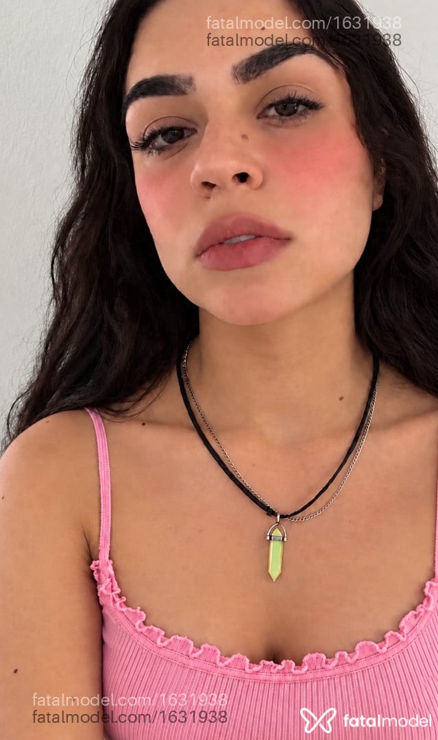 Acompanhante mulher trans morena (o) de olhos castanhos - Júlia