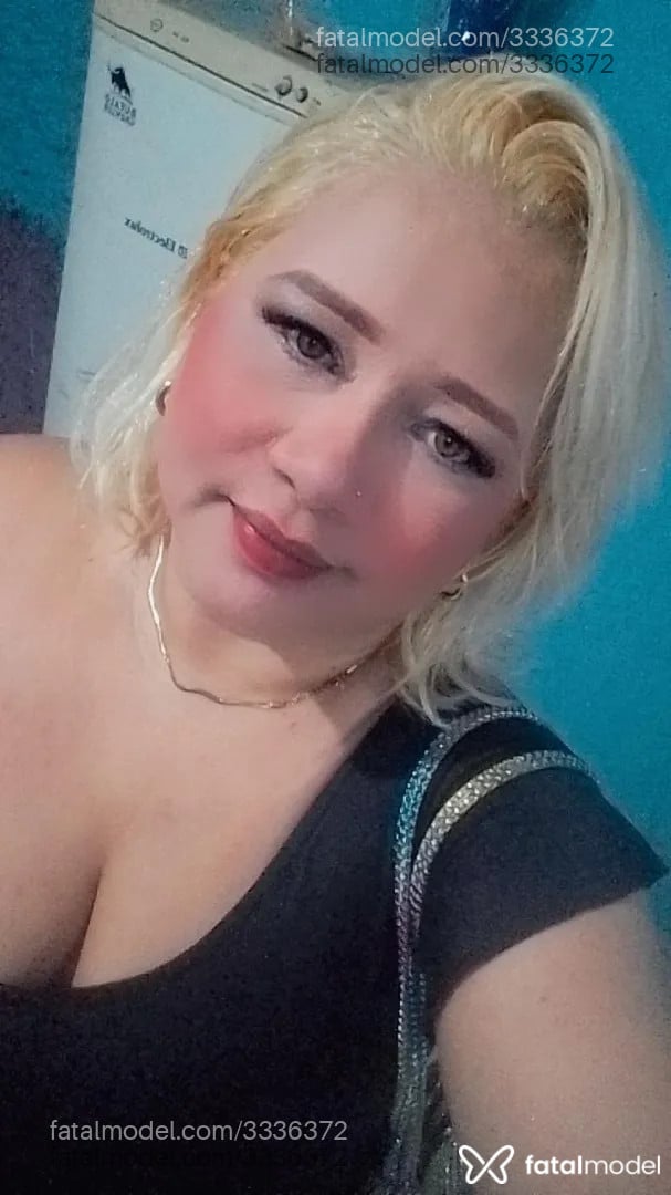 Acompanhante mulher loira (o) de olhos castanhos - Danny