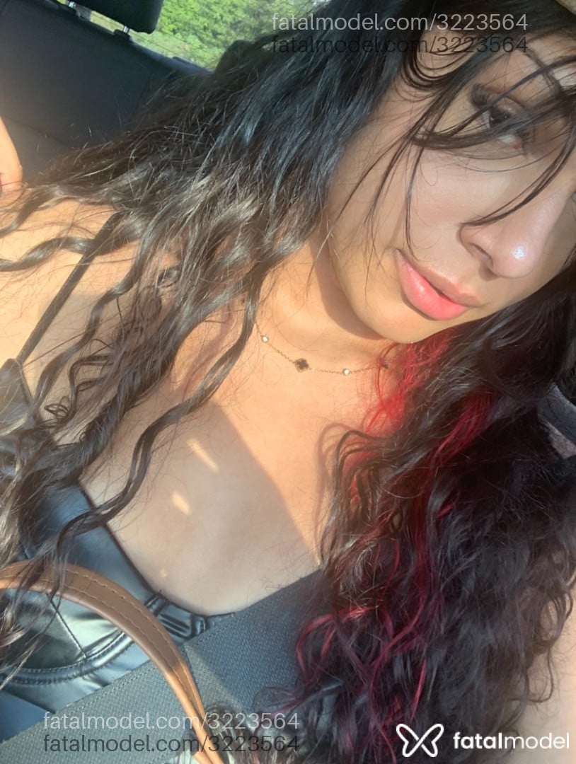 Acompanhante mulher trans com cabelo castanho de olhos castanhos - Thiffanny Proença