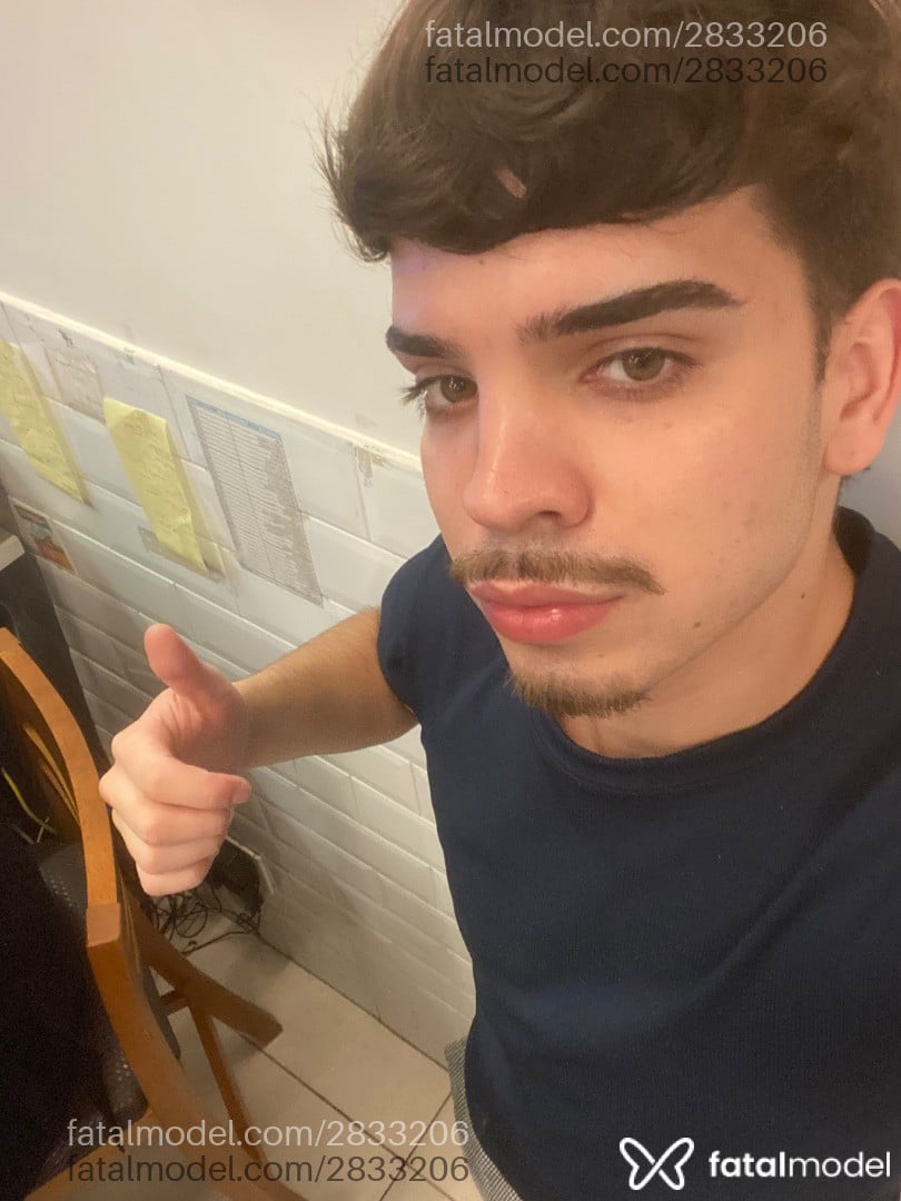 Acompanhante homem com cabelo castanho de olhos mel - Lucas Pasko