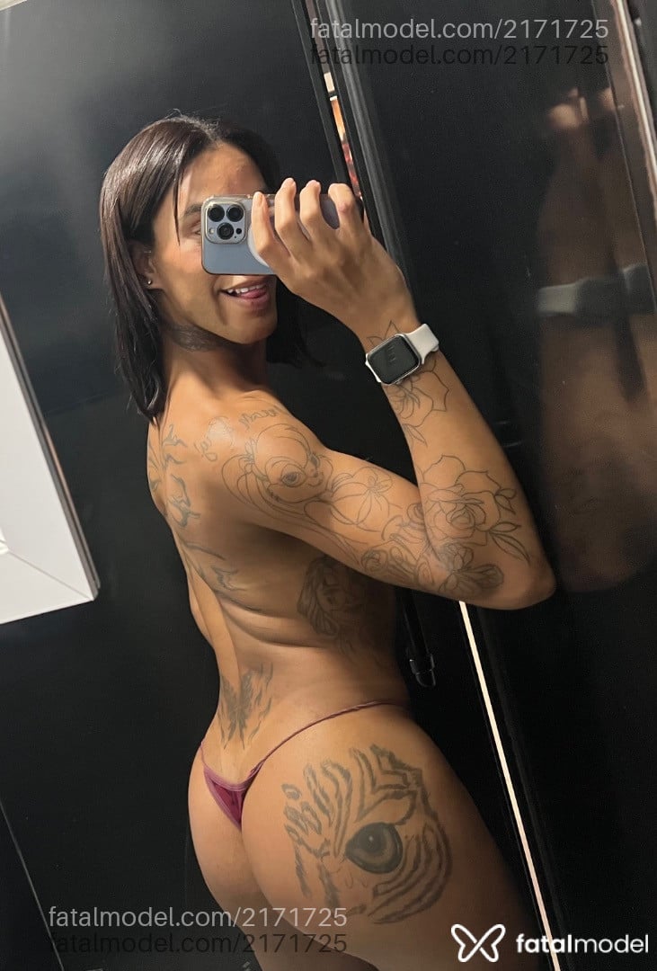 Acompanhante mulher trans morena (o) de olhos castanhos - Melissamel