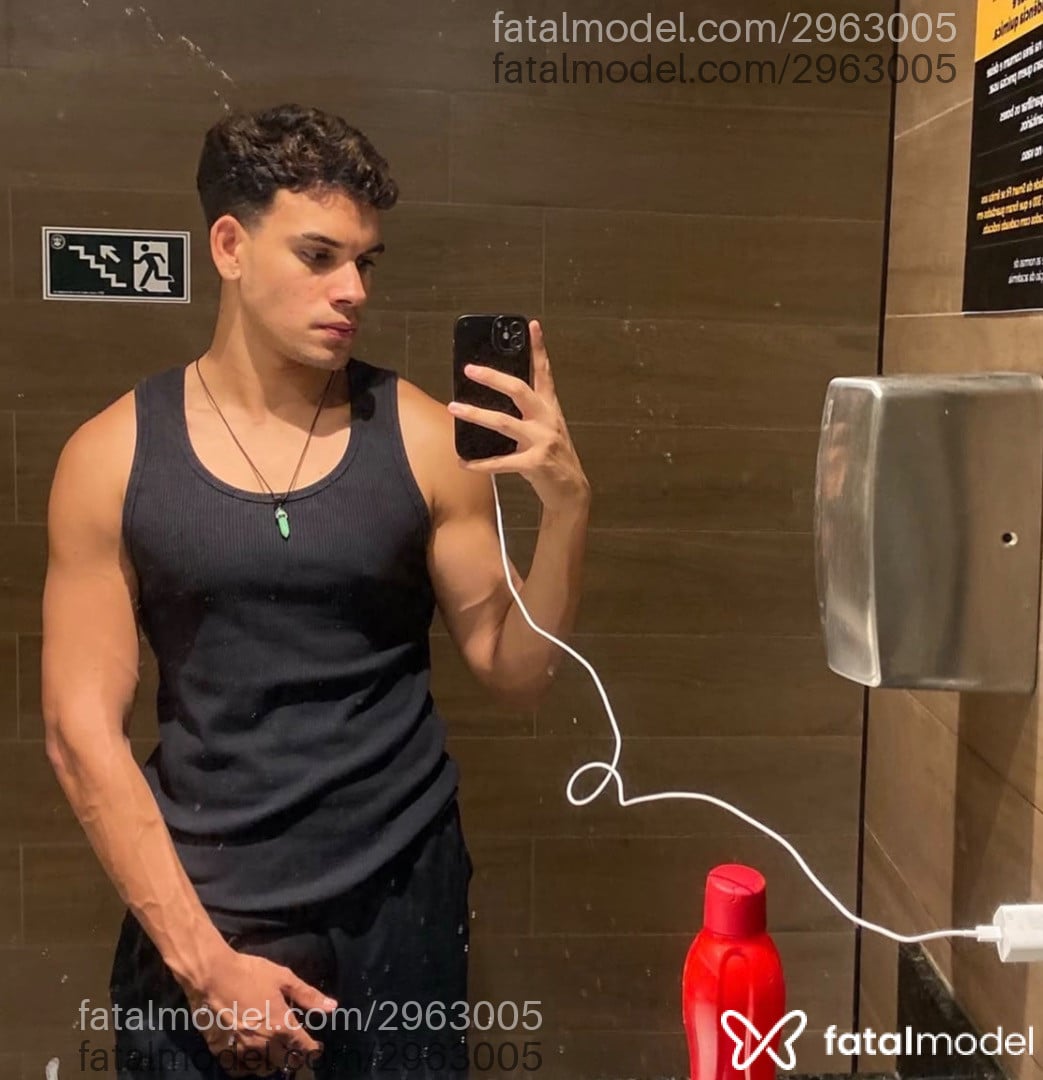 Acompanhante homem com cabelo castanho de olhos mel - Ruan