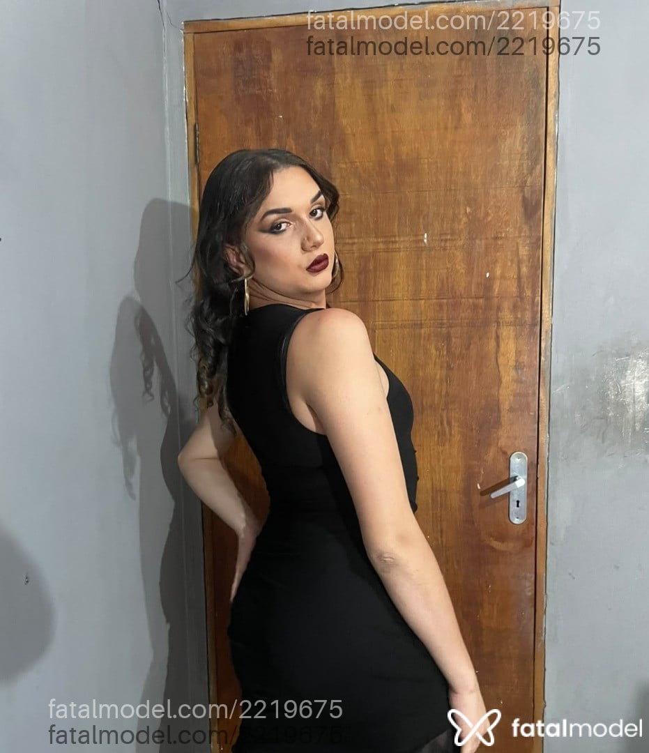 Acompanhante mulher trans com cabelo castanho de olhos castanhos - Heloísa Victoria