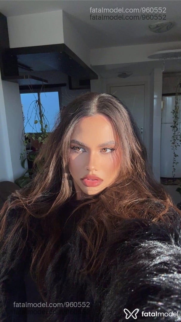 Acompanhante mulher trans com cabelo castanho de olhos mel - Barbara