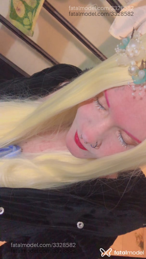 Acompanhante mulher trans loira (o) de olhos castanhos - Amora
