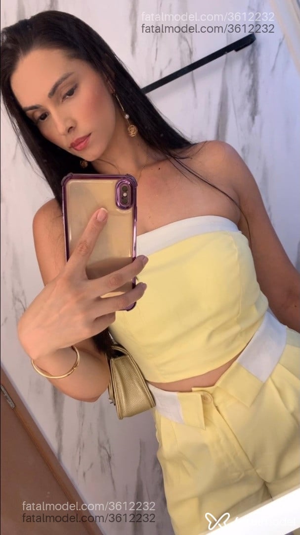 Acompanhante mulher morena (o) de olhos pretos - Camila Muller