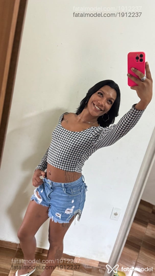 Acompanhante mulher trans morena (o) de olhos pretos - Vivi