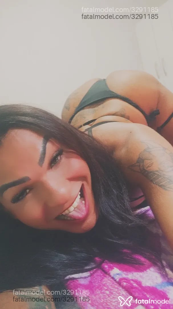 Acompanhante mulher trans morena (o) de olhos verdes - Marcela Carvalho