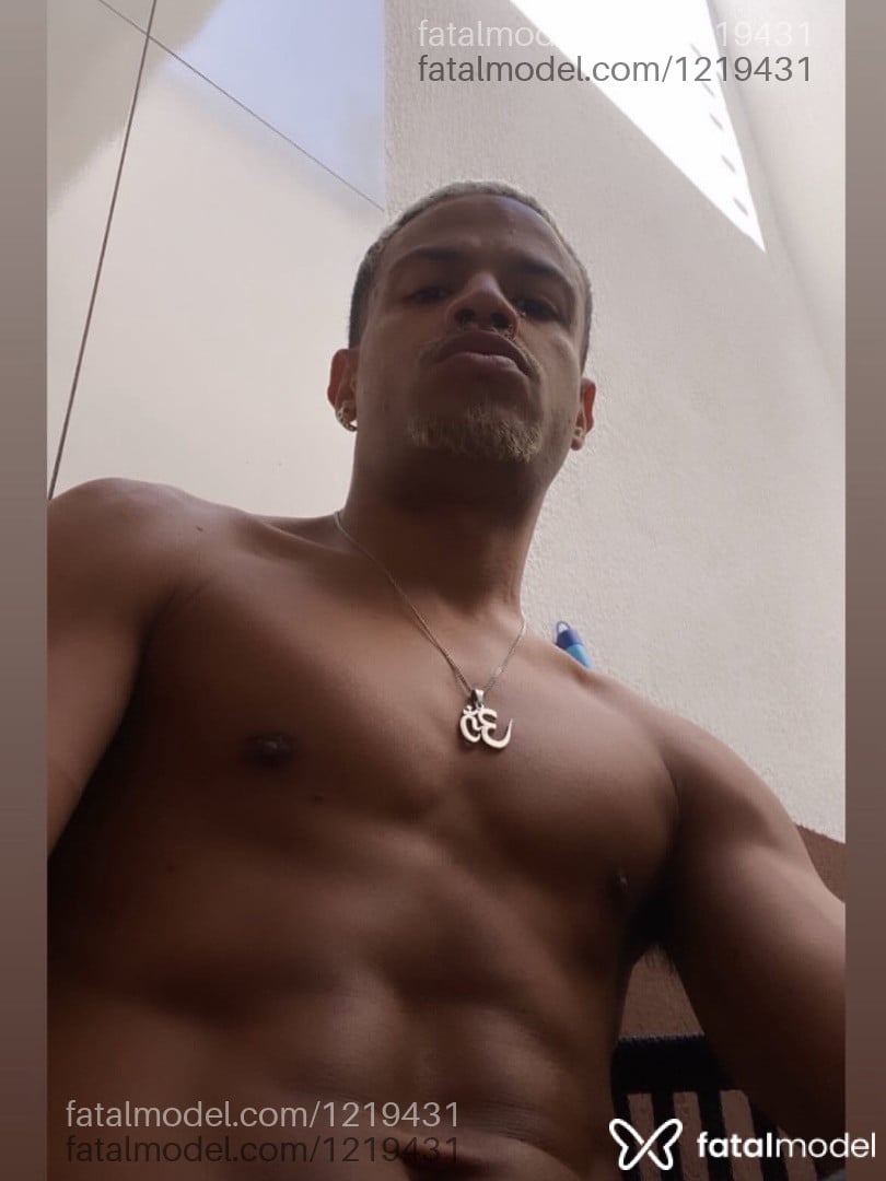 Acompanhante homem com cabelo castanho de olhos castanhos - BAIANO LEITERO