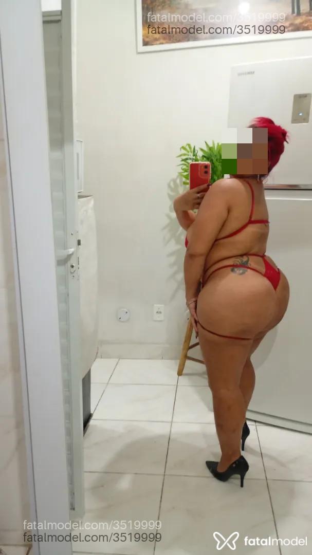 Acompanhante mulher com cabelo colorido de olhos castanhos - Gaby Bittencourt