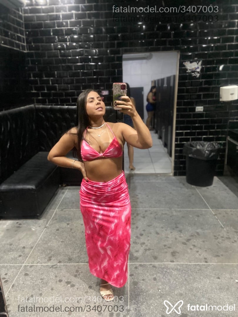 Acompanhante mulher morena (o) de olhos pretos - Dedeza