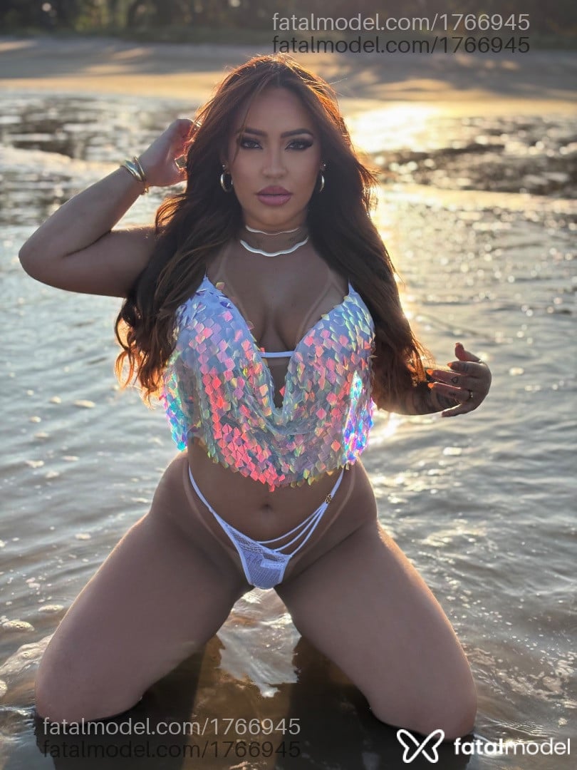 Acompanhante mulher com cabelo castanho de olhos mel - Juh Martins