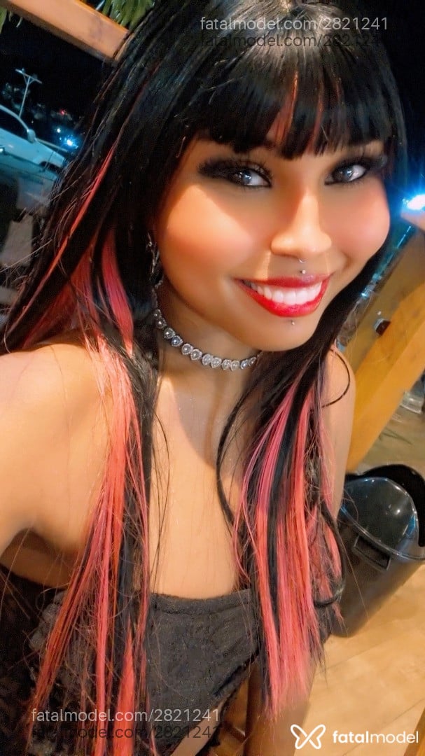 Acompanhante mulher trans com cabelo colorido de olhos pretos - Kitty