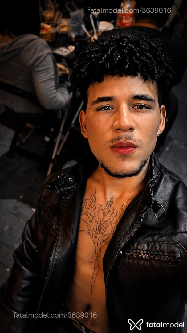 Acompanhante homem com cabelo castanho de olhos castanhos - Dylan Ernandes