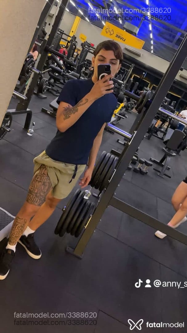 Acompanhante homem com cabelo castanho de olhos azuis - Rubzinhaaa