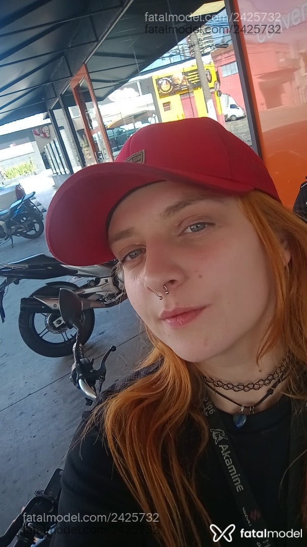 Acompanhante mulher ruiva (o) de olhos azuis - Misa