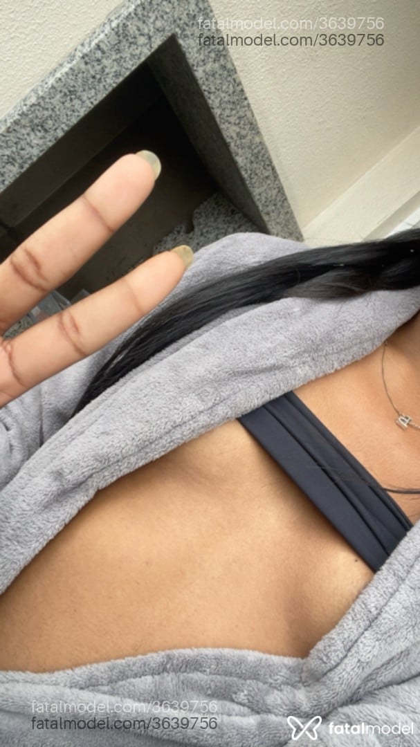 Acompanhante mulher trans morena (o) de olhos pretos - Preta Rara