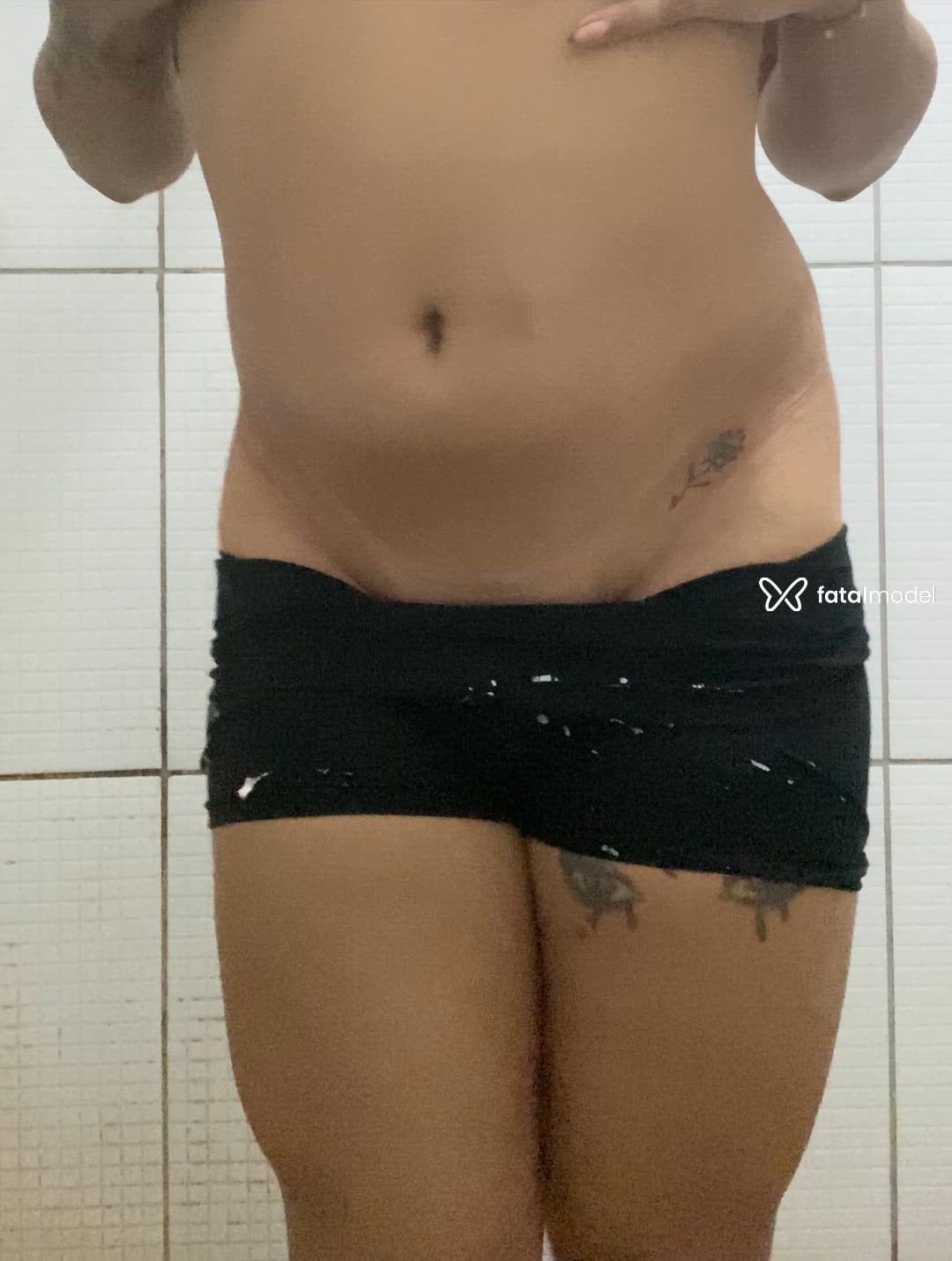 Acompanhante não-binário com cabelo castanho de olhos castanhos - Ayallaac