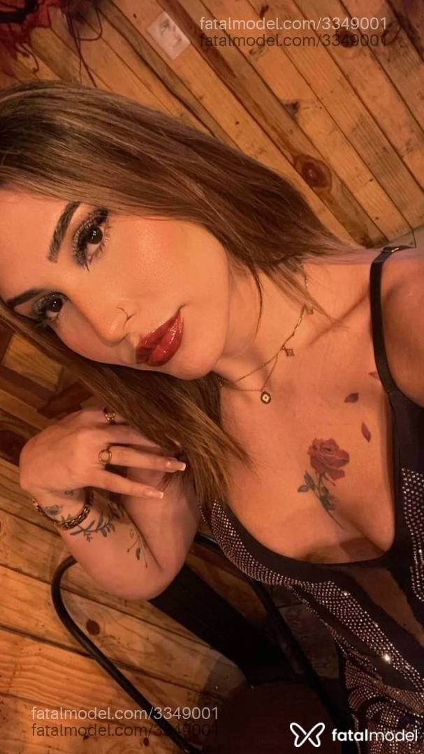 Acompanhante não-binário com cabelo castanho de olhos castanhos - Ayallaac