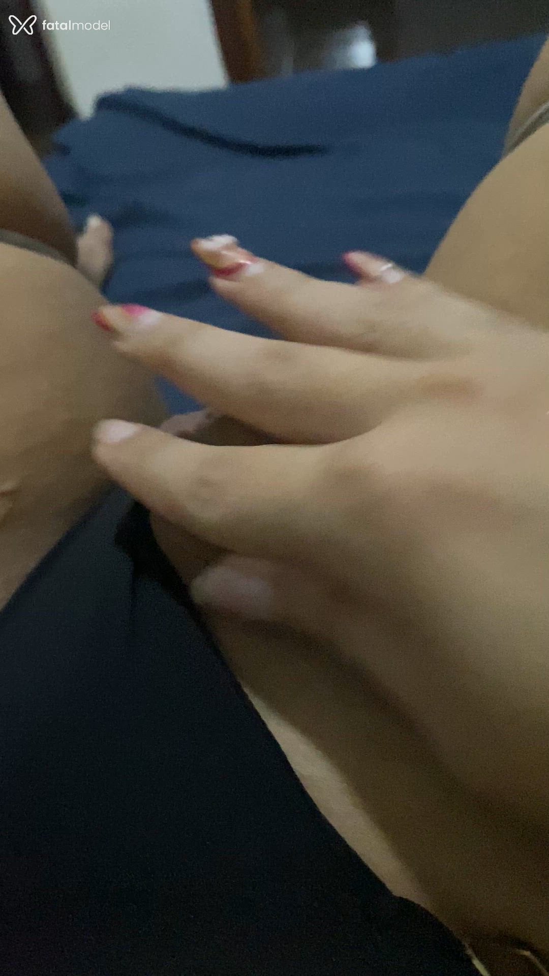 Acompanhante não-binário com cabelo castanho de olhos castanhos - Ayallaac Acompanhante não-binário com cabelo castanho de olhos castanhos - Ayallaac