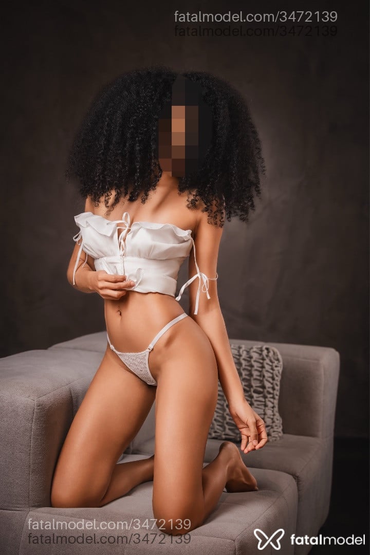 Acompanhante mulher morena (o) de olhos pretos - Tália