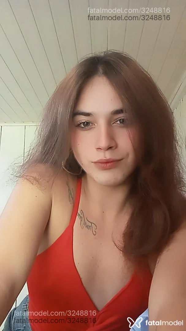 Acompanhante mulher trans com cabelo castanho de olhos verdes - Eva