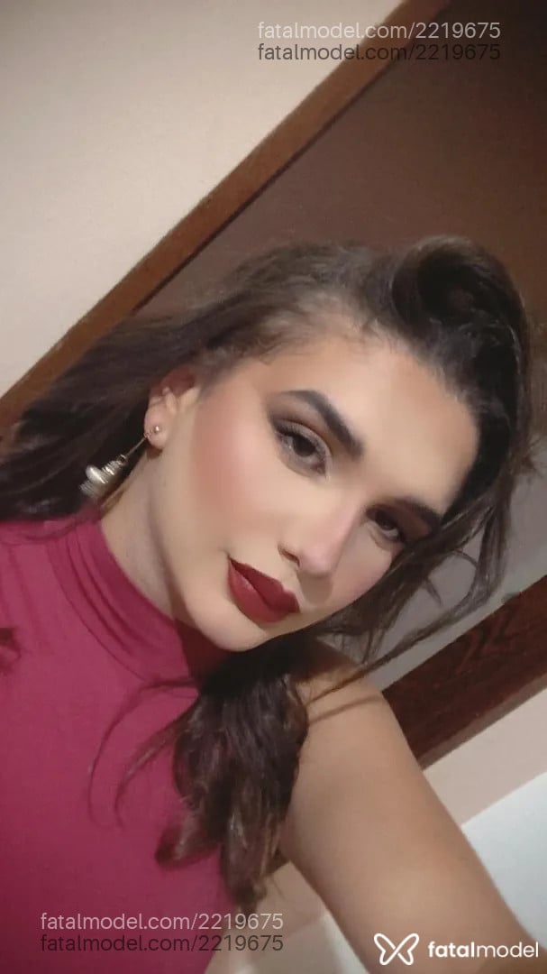 Acompanhante mulher trans com cabelo castanho de olhos castanhos - Heloísa Victoria