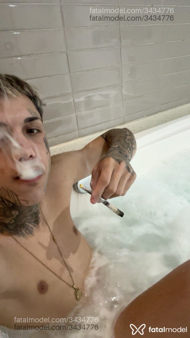 Acompanhante homem com cabelo castanho de olhos castanhos - Jp Vilão