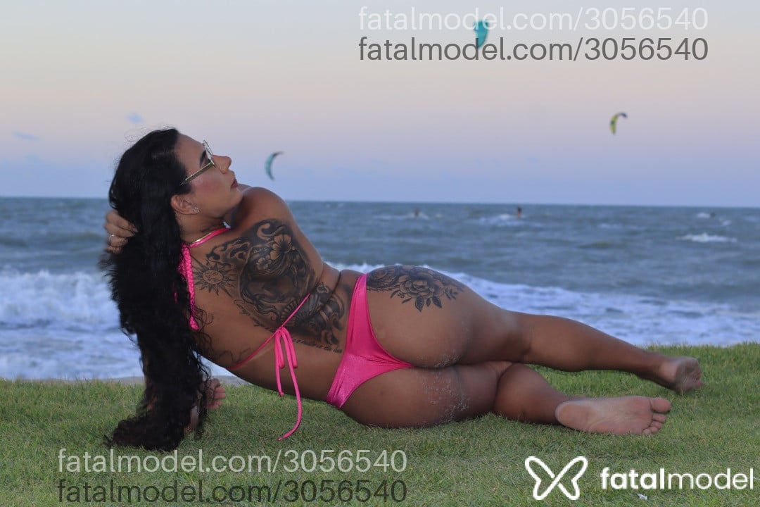 Acompanhante mulher trans com cabelo castanho de olhos castanhos - Rhayna