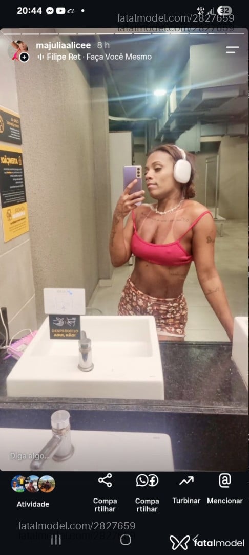 Acompanhante mulher com cabelo castanho de olhos mel - Julinhaquente