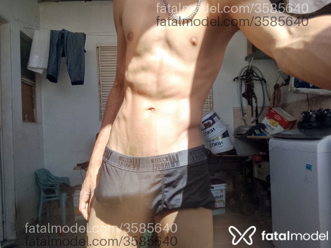 Acompanhante homem morena (o) de olhos castanhos - Gother