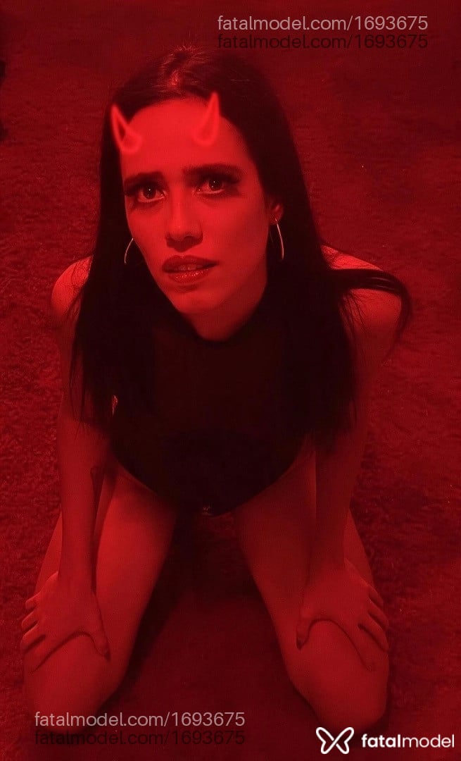 Acompanhante mulher trans morena (o) de olhos pretos - Fernanda