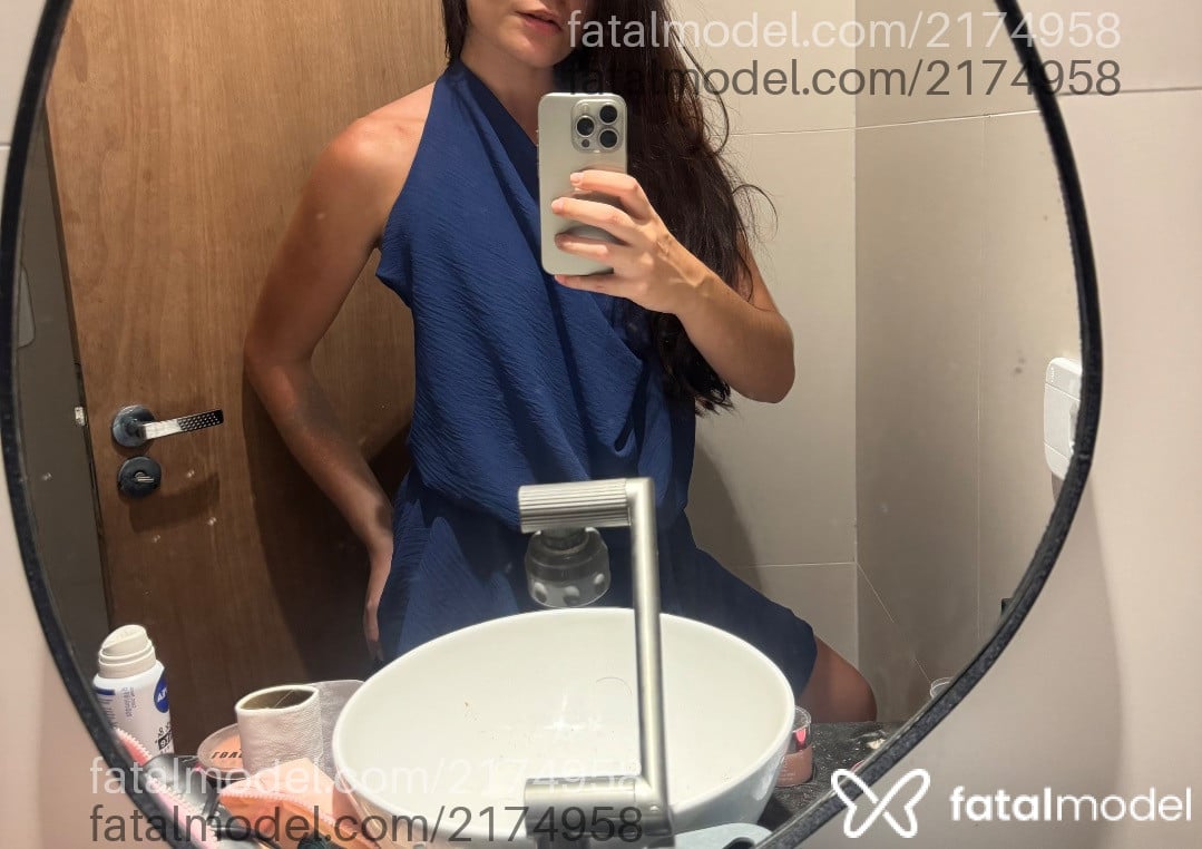 Acompanhante mulher morena (o) de olhos verdes - Nicole