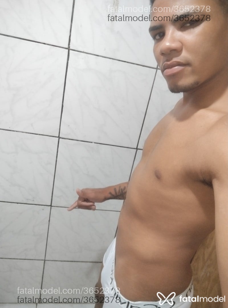 Acompanhante homem morena (o) de olhos pretos - Menormolhado