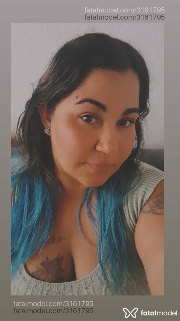 Acompanhante mulher com cabelo colorido de olhos castanhos - Beatriz Sales