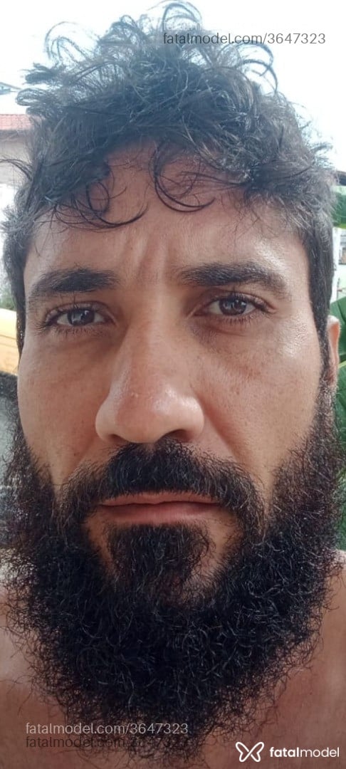 Acompanhante homem com cabelo castanho de olhos castanhos - Drácula