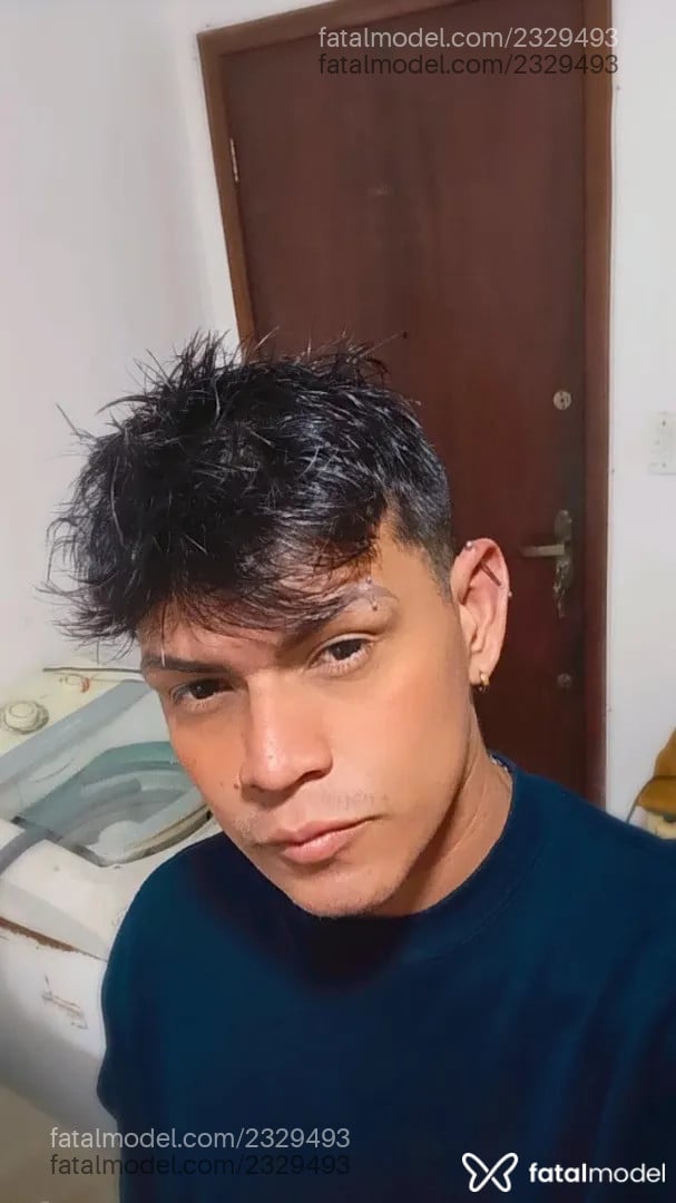Acompanhante homem com cabelo colorido de olhos pretos - Joe Martins Acompanhante homem com cabelo colorido de olhos pretos - Joe Martins