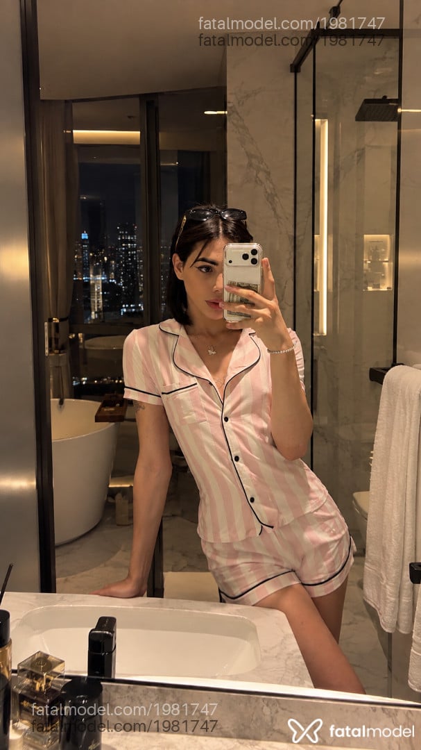Acompanhante mulher trans com cabelo castanho de olhos castanhos - Helloysa Prado