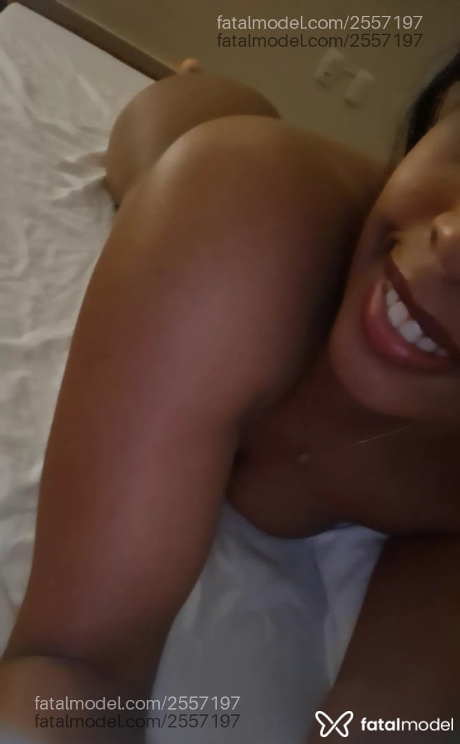 Acompanhante mulher morena (o) de olhos pretos - Anj