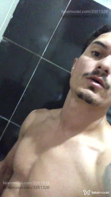 Acompanhante homem com cabelo castanho de olhos pretos - Dom Valem Acompanhante homem com cabelo castanho de olhos pretos - Dom Valem
