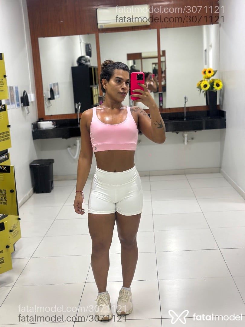 Acompanhante mulher trans morena (o) de olhos castanhos - Munira Leal