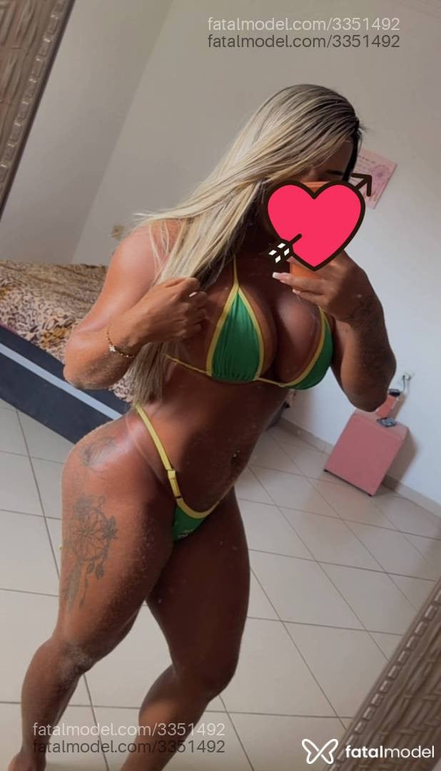 Acompanhante mulher loira (o) de olhos castanhos - Lunna