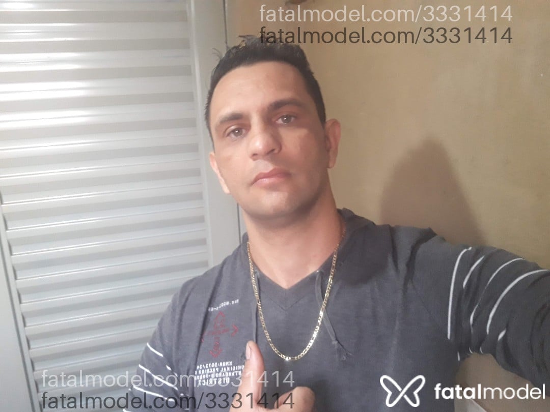 Acompanhante homem com cabelo castanho de olhos verdes - Sombra