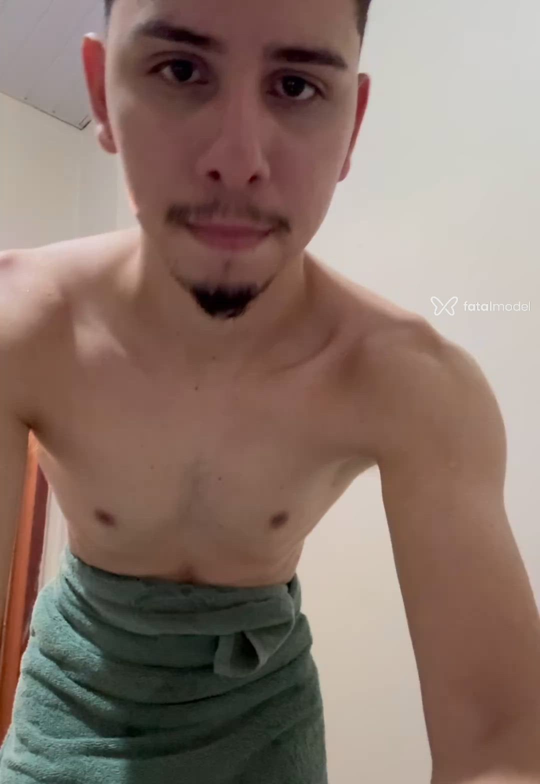Acompanhante homem com cabelo castanho de olhos pretos - Eros